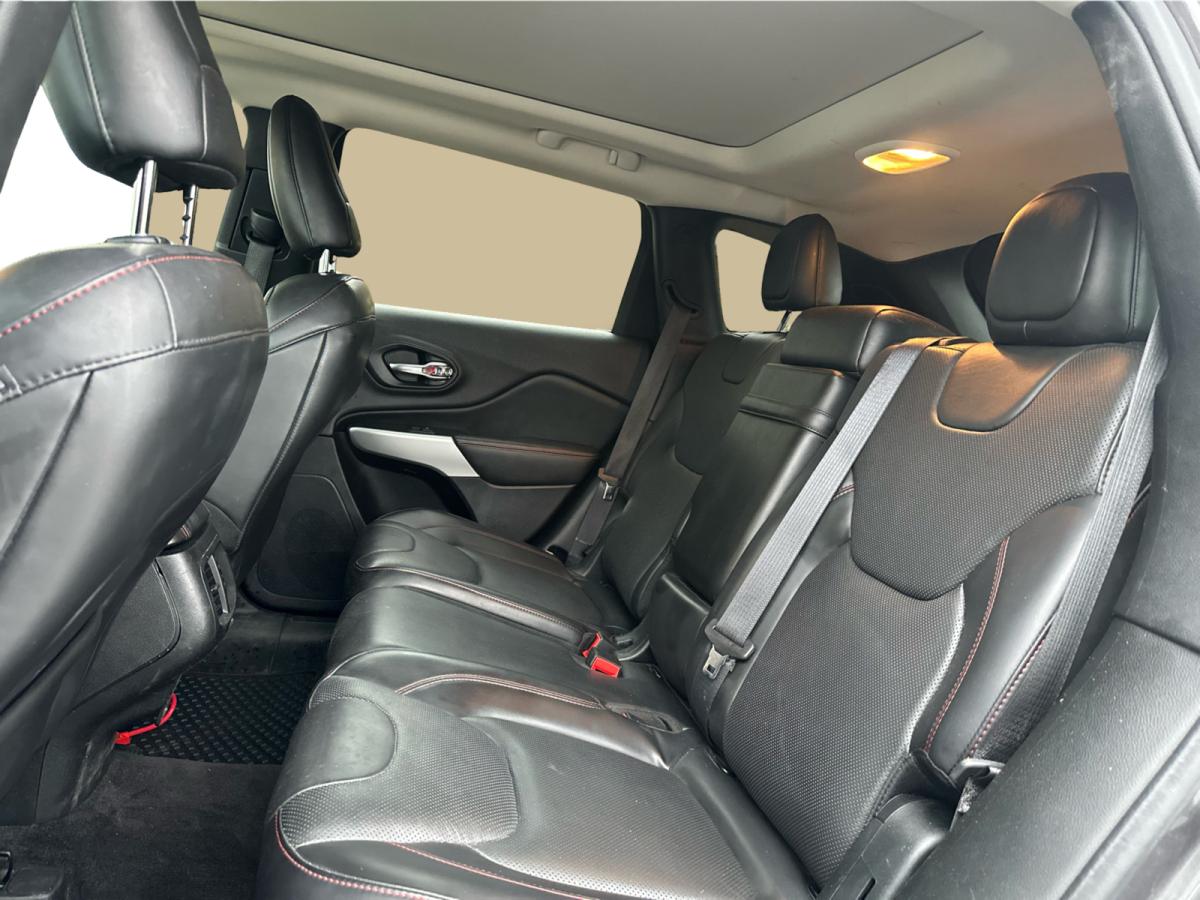 2018 Jeep Cherokee - Image 11