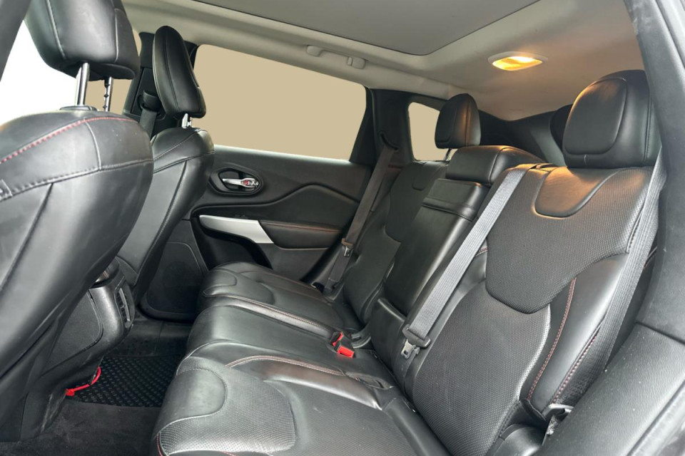 2018 Jeep Cherokee - Image 11