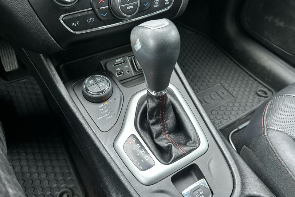 2018 Jeep Cherokee - Image 17