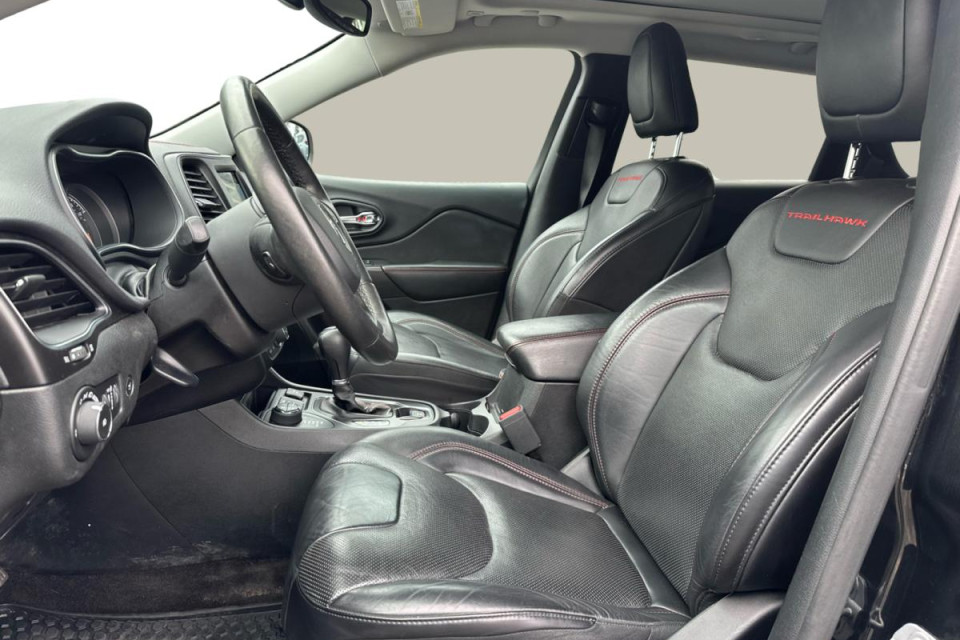 2019 Jeep Cherokee - Image 11