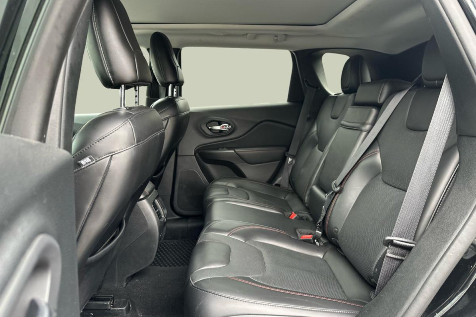 2019 Jeep Cherokee - Image 12