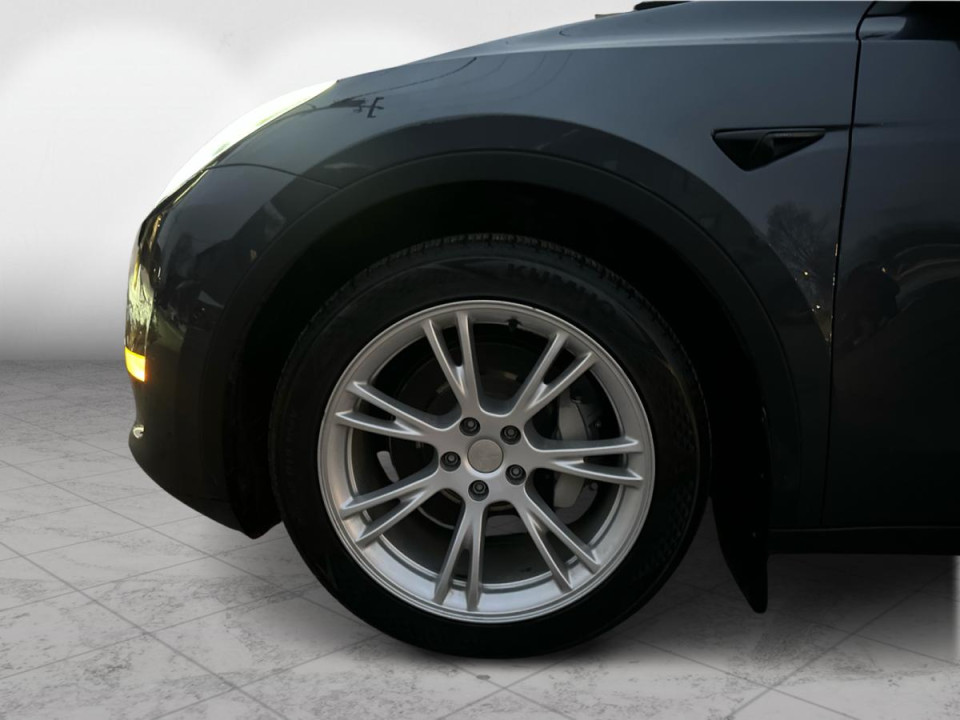 2023 Tesla Model Y - Image 9