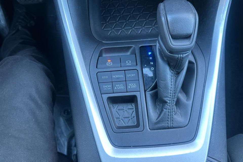 2021 Toyota RAV4 - Image 16