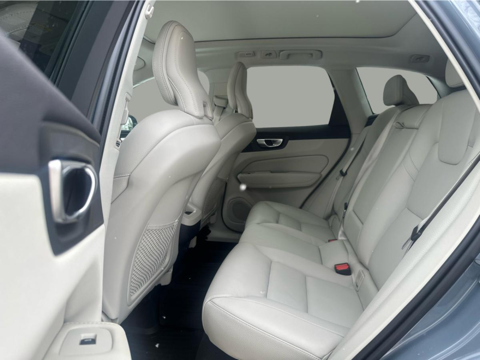 2023 Volvo XC60 - Image 12