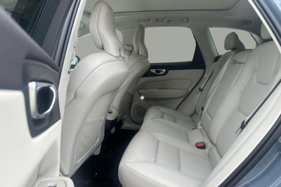 2023 Volvo XC60 - Image 12