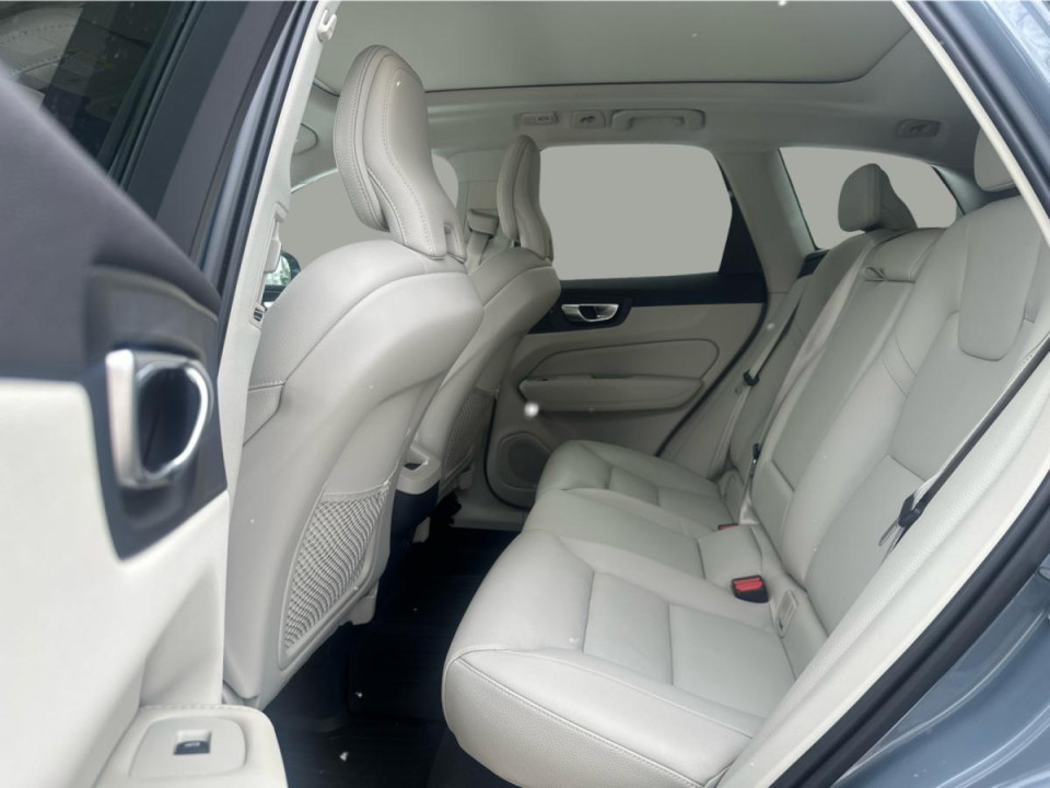 2023 Volvo XC60 - Image 12