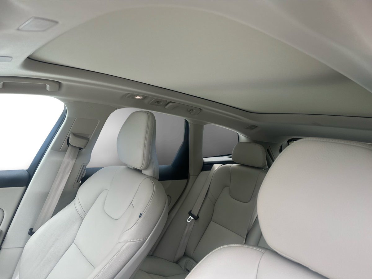 2023 Volvo XC60 - Image 16