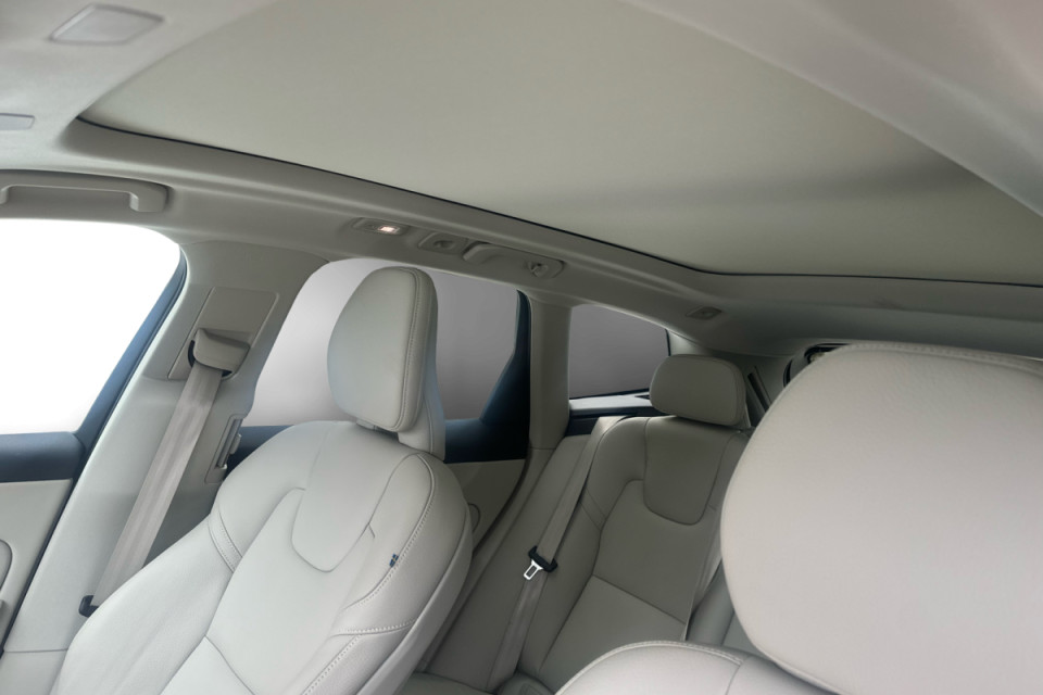 2023 Volvo XC60 - Image 16