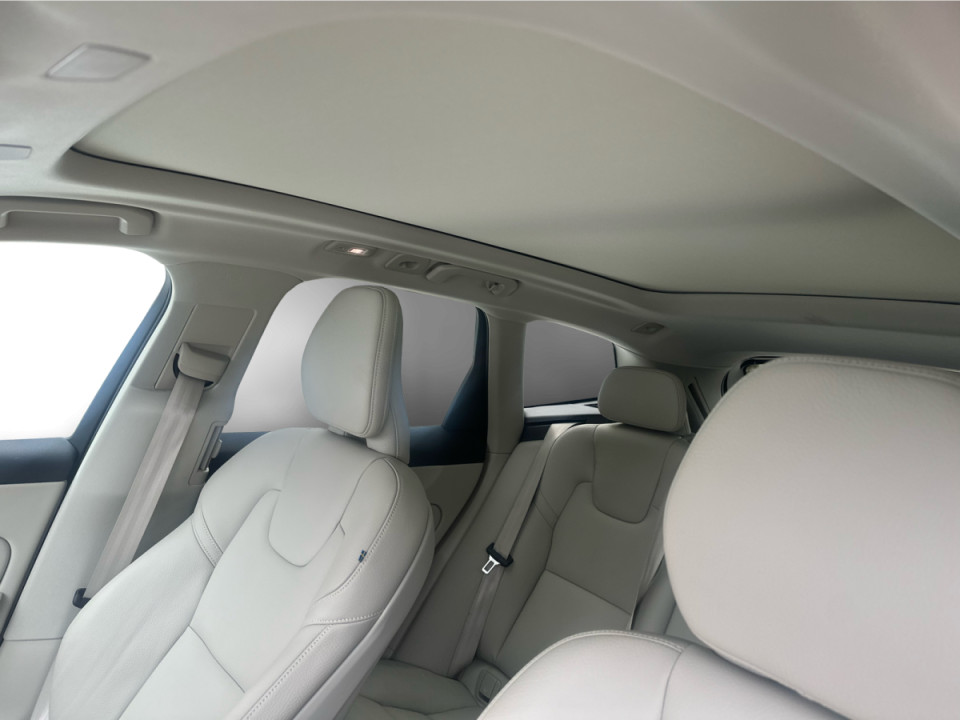 2023 Volvo XC60 - Image 16