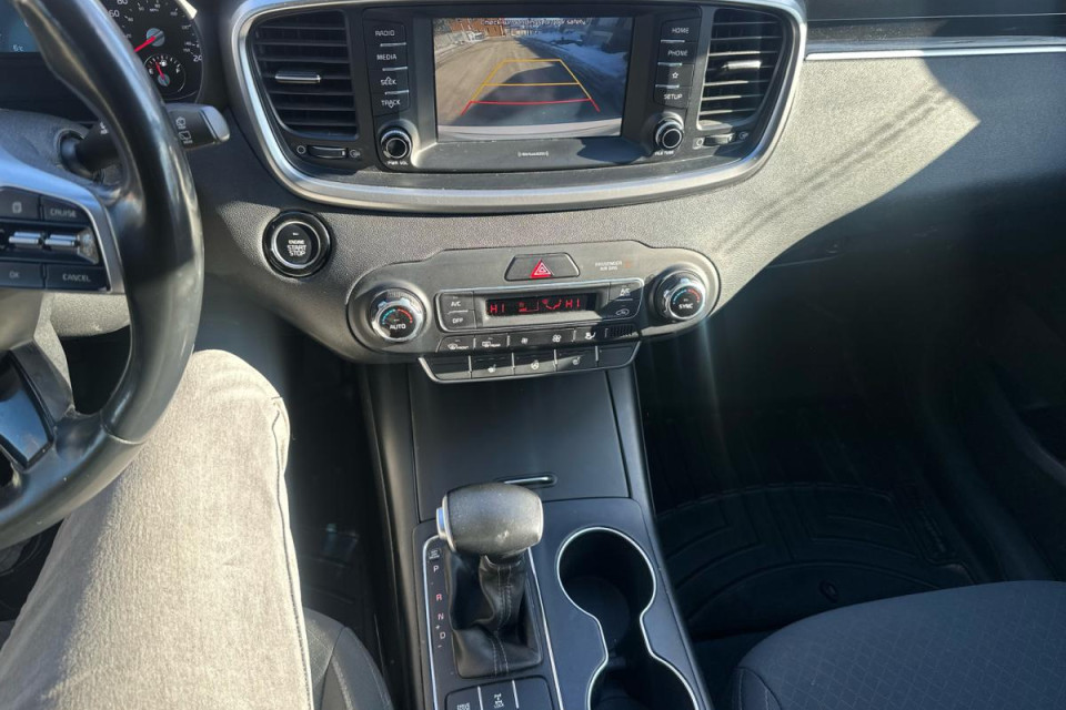 2019 Kia Sorento - Image 17