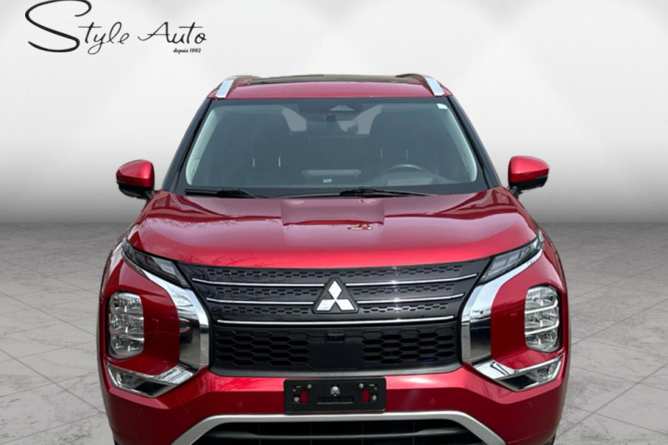 2024 Mitsubishi Outlander - Image 3