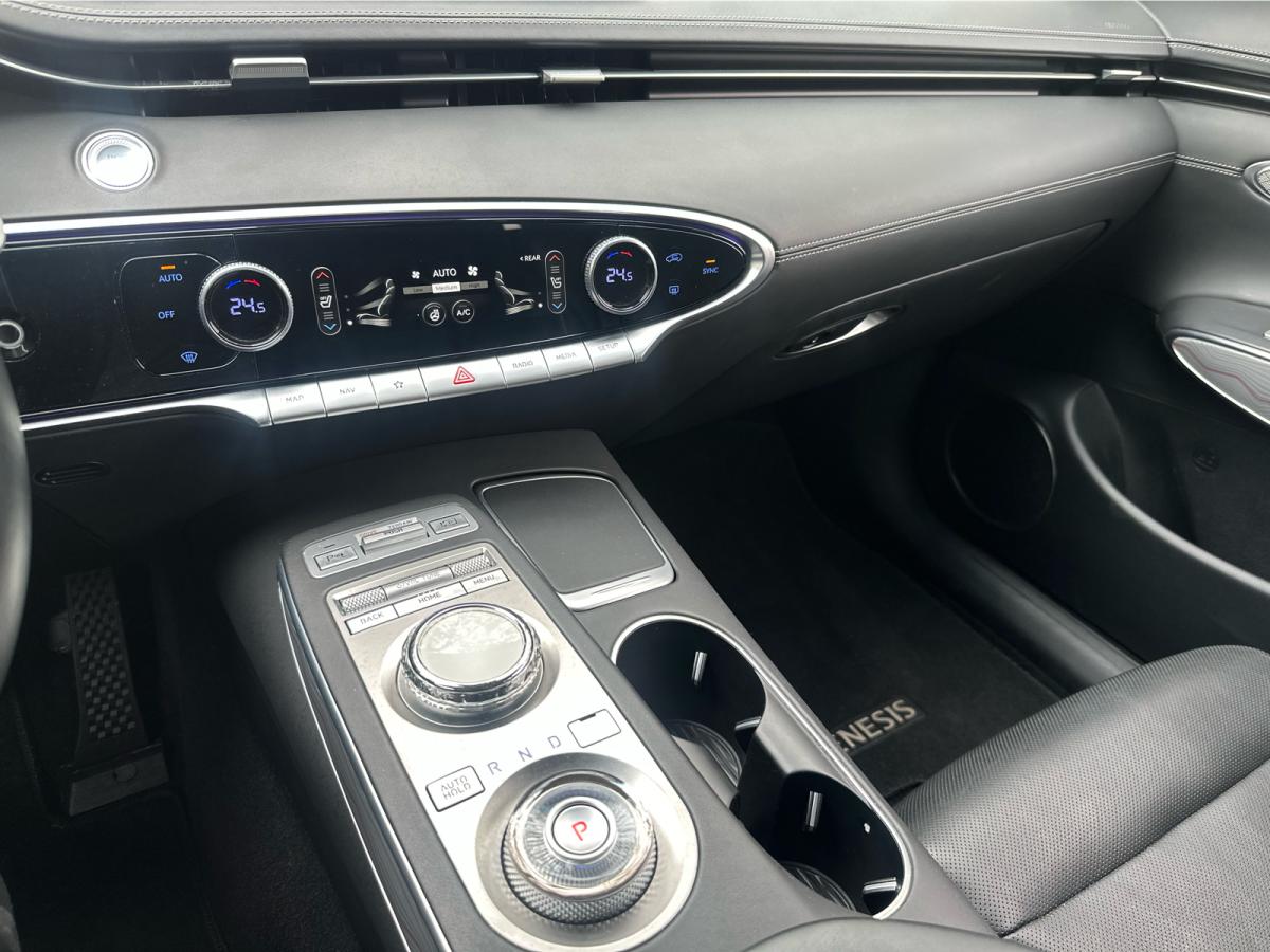 2022 Genesis GV70 - Image 15