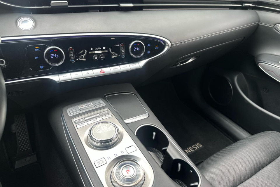 2022 Genesis GV70 - Image 35