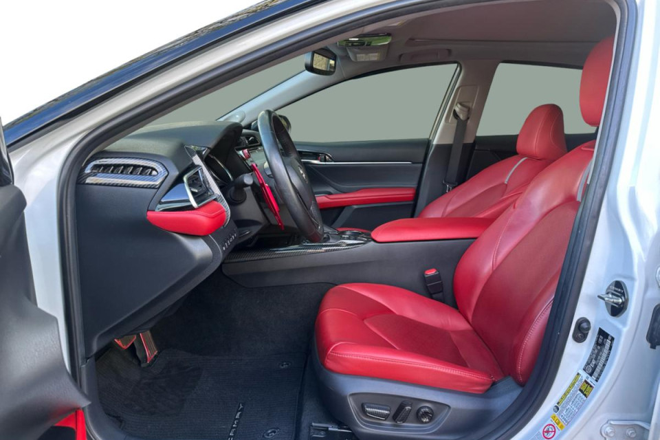 2018 Toyota Camry - Image 32