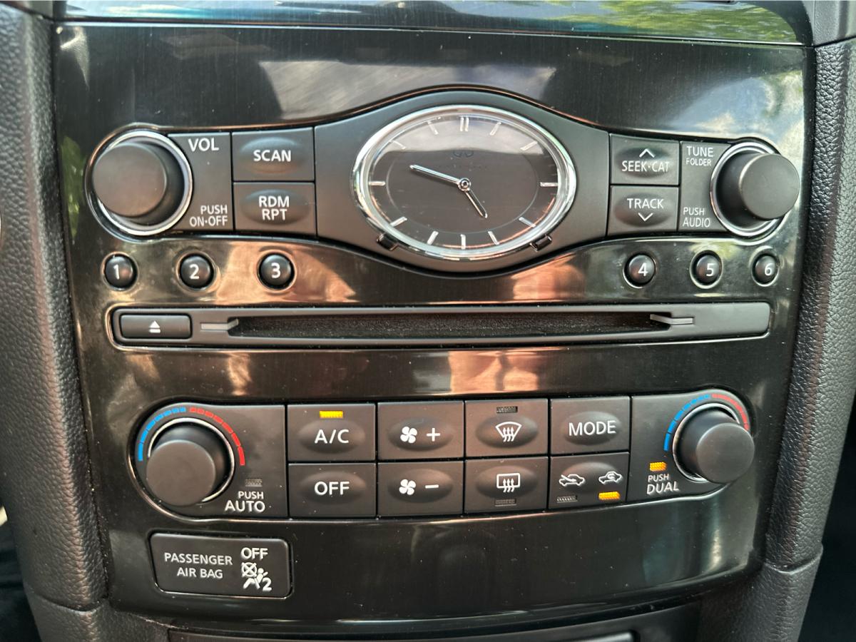 2017 Infiniti QX70 - Image 36