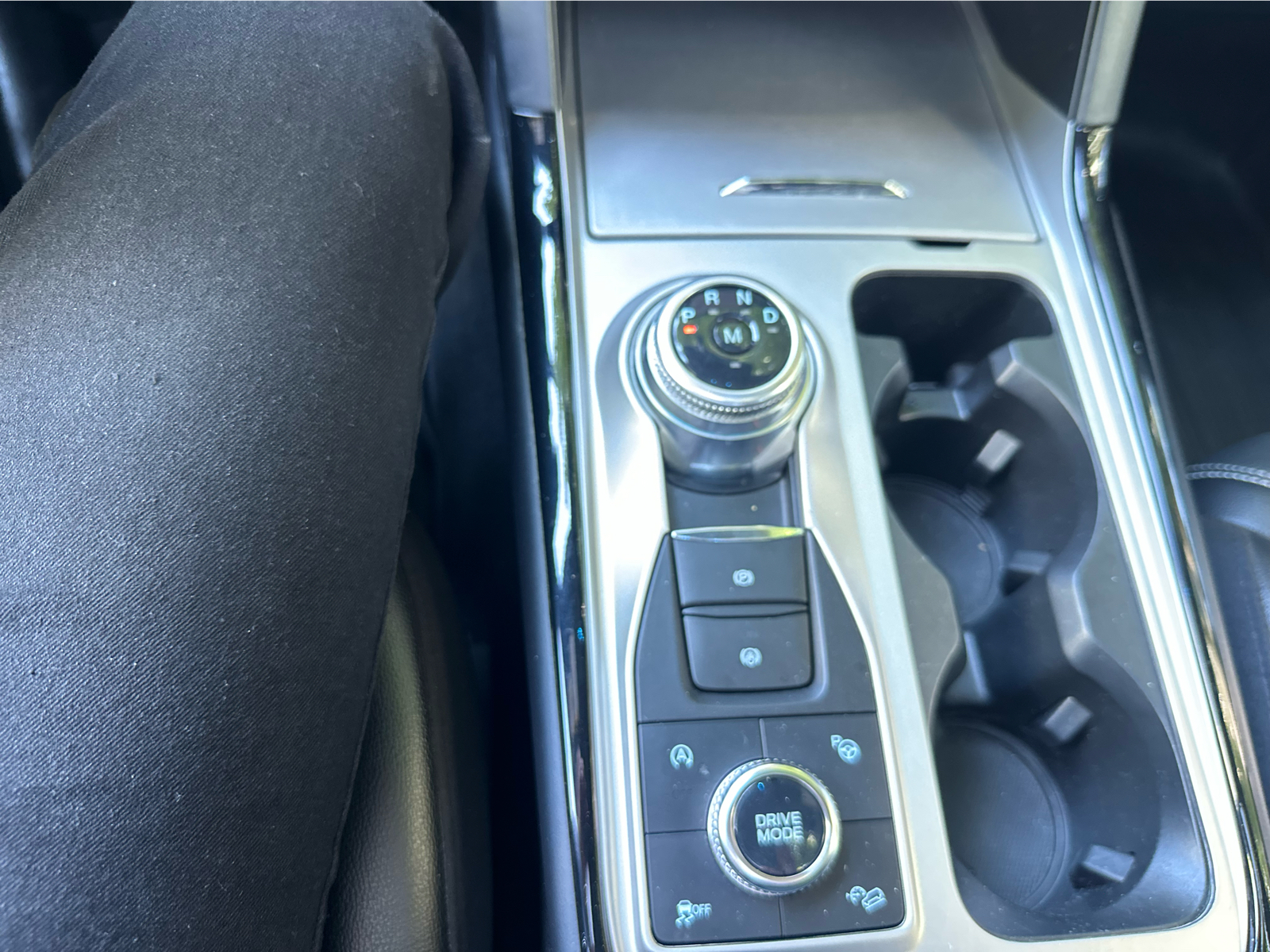 2022 Ford Explorer - Image 16