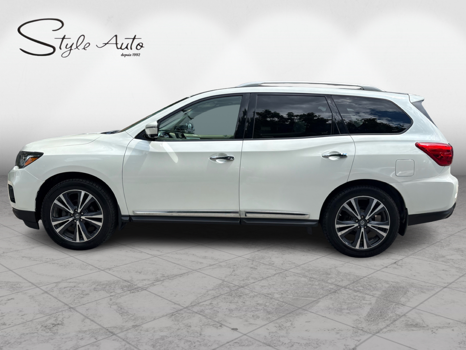 2017 Nissan Pathfinder - Image 8