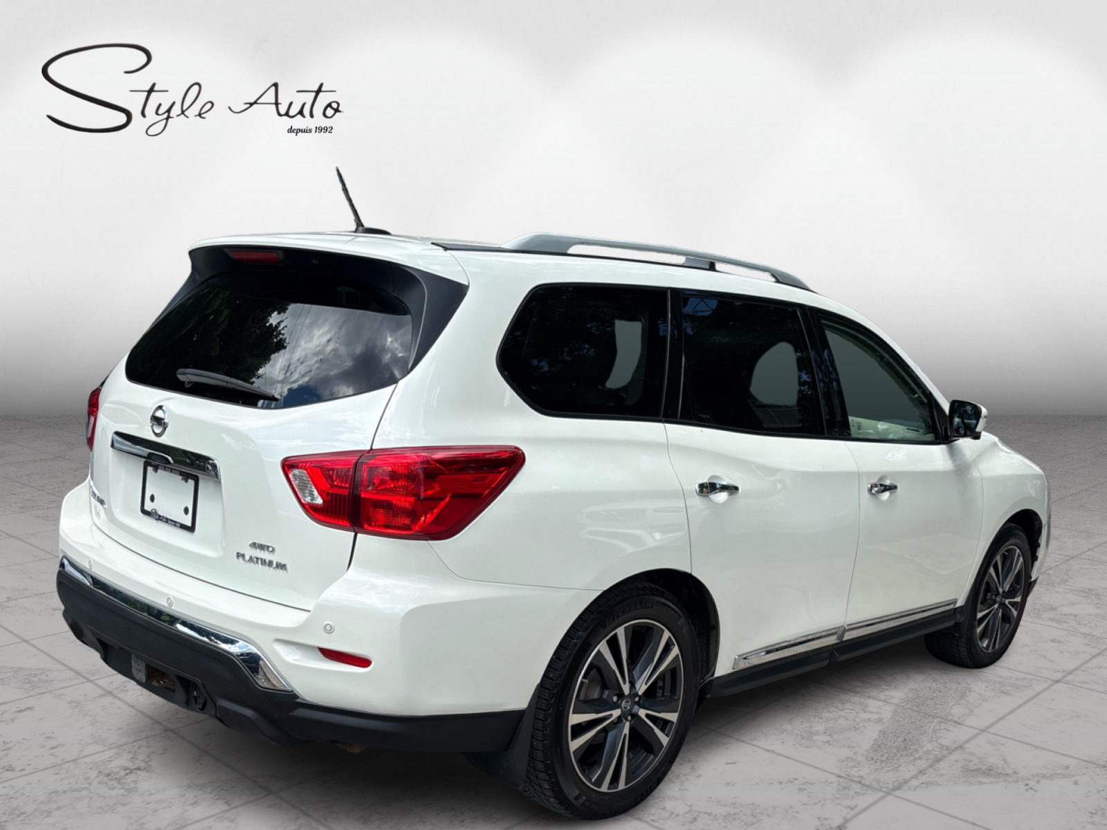 2017 Nissan Pathfinder - Image 5