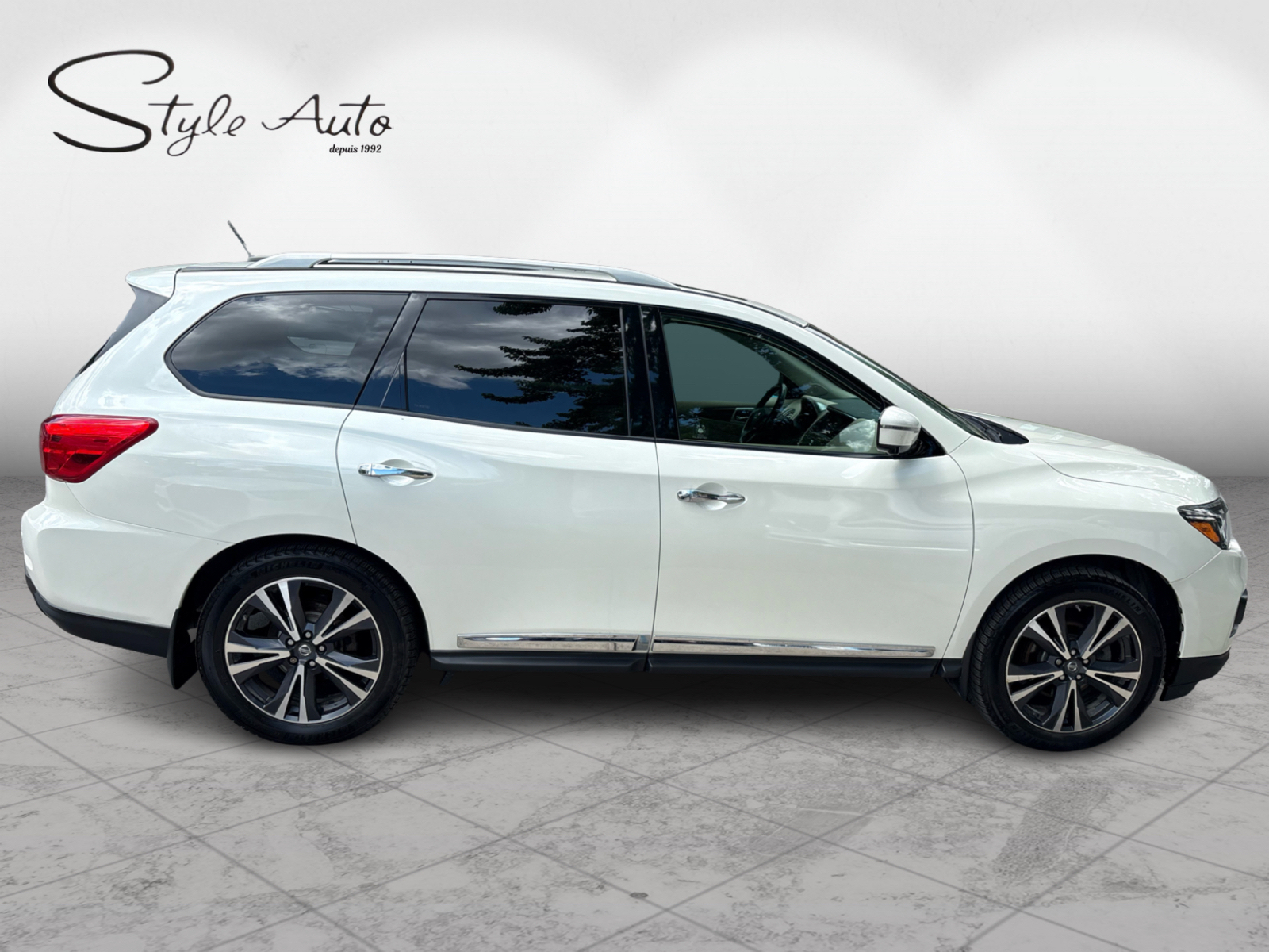 2017 Nissan Pathfinder - Image 4