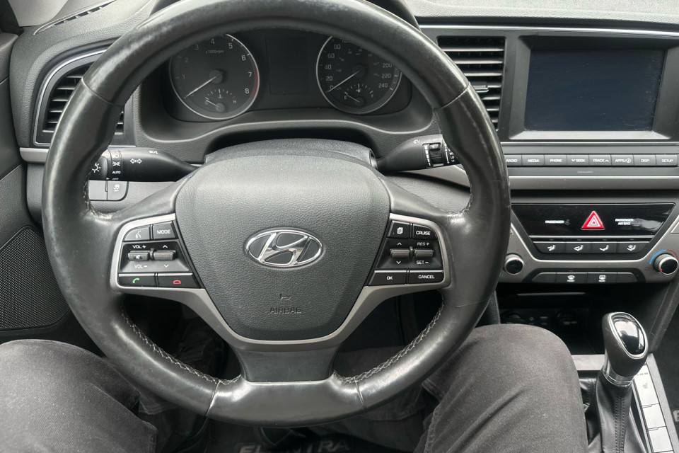 2018 Hyundai Elantra - Image 16