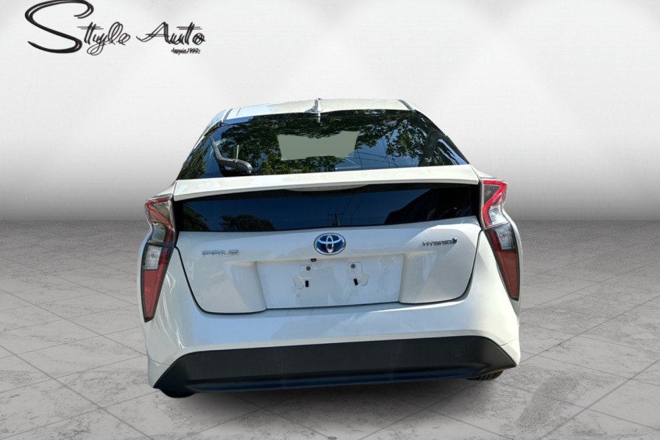 2017 Toyota Prius - Image 5