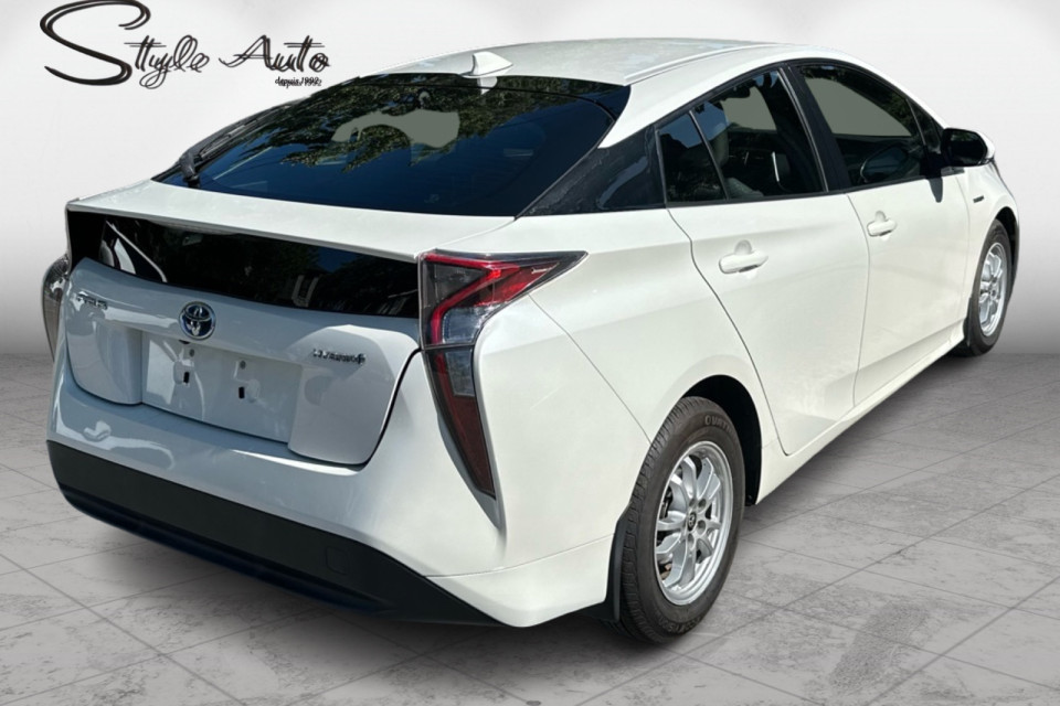 2017 Toyota Prius - Image 6