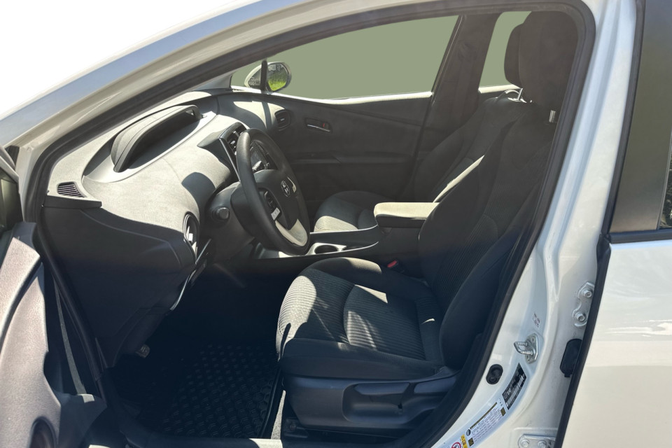 2017 Toyota Prius - Image 11