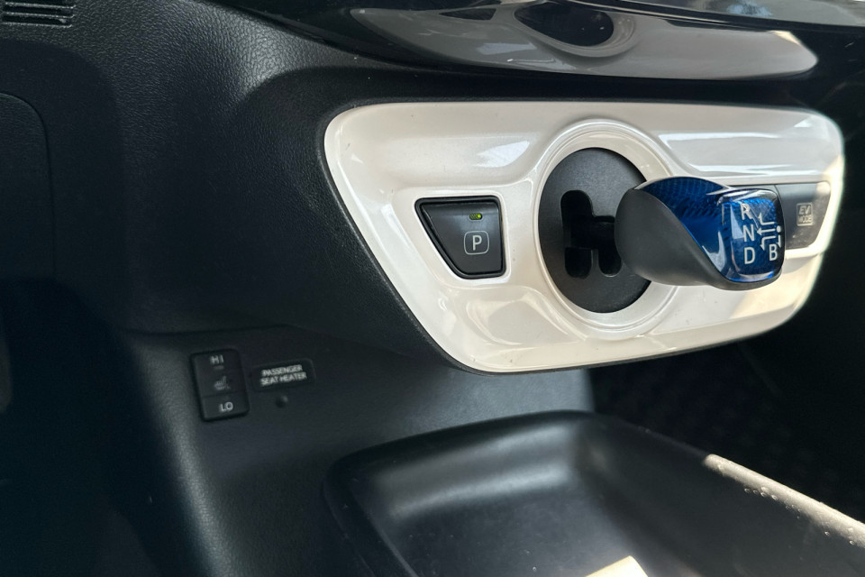 2017 Toyota Prius - Image 15