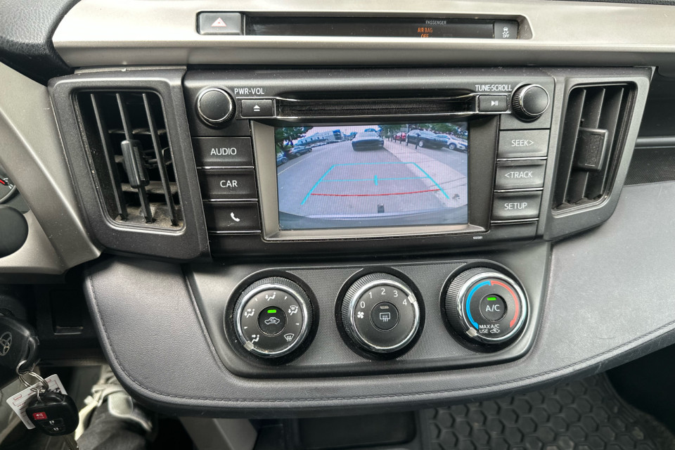 2016 Toyota RAV4 - Image 13