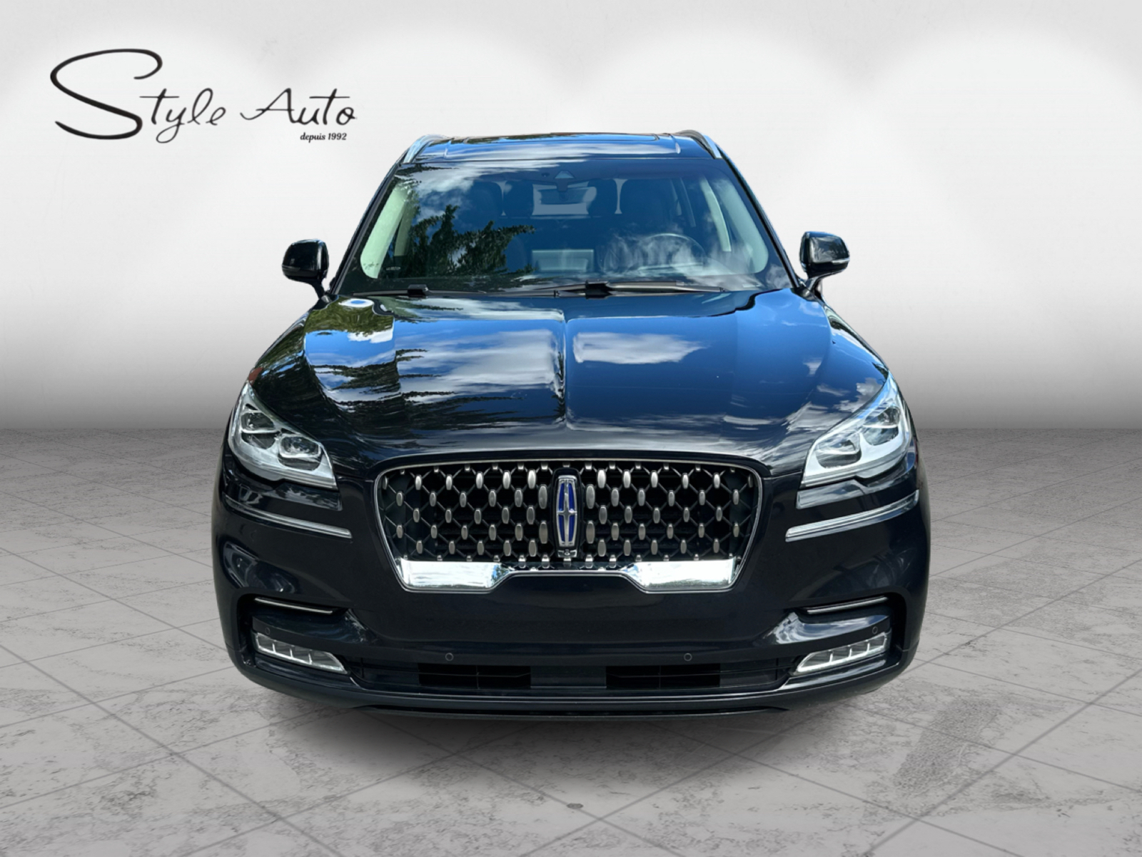 2022 Lincoln Aviator - Image 2