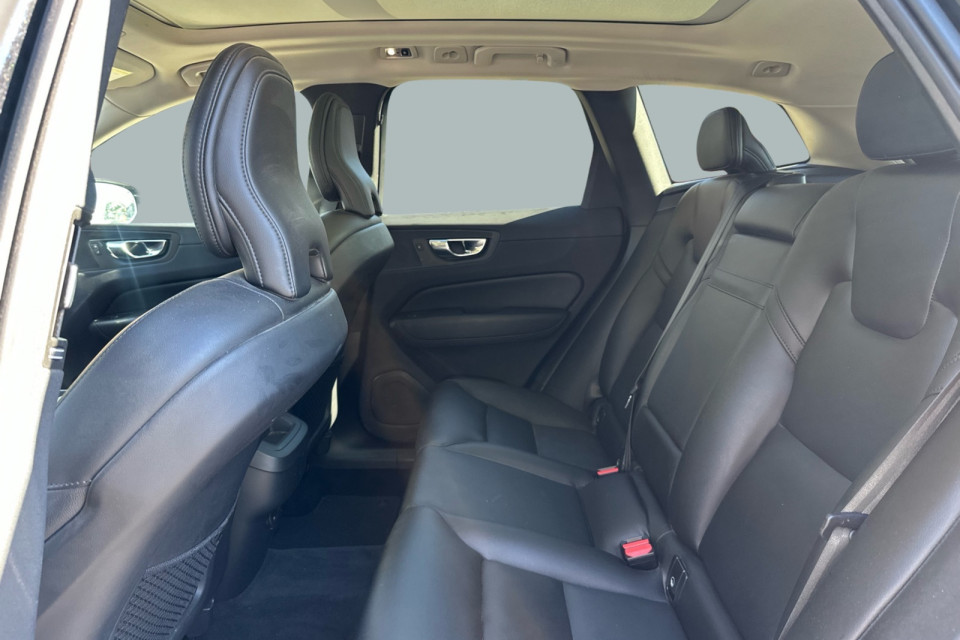 2021 Volvo XC60 - Image 12