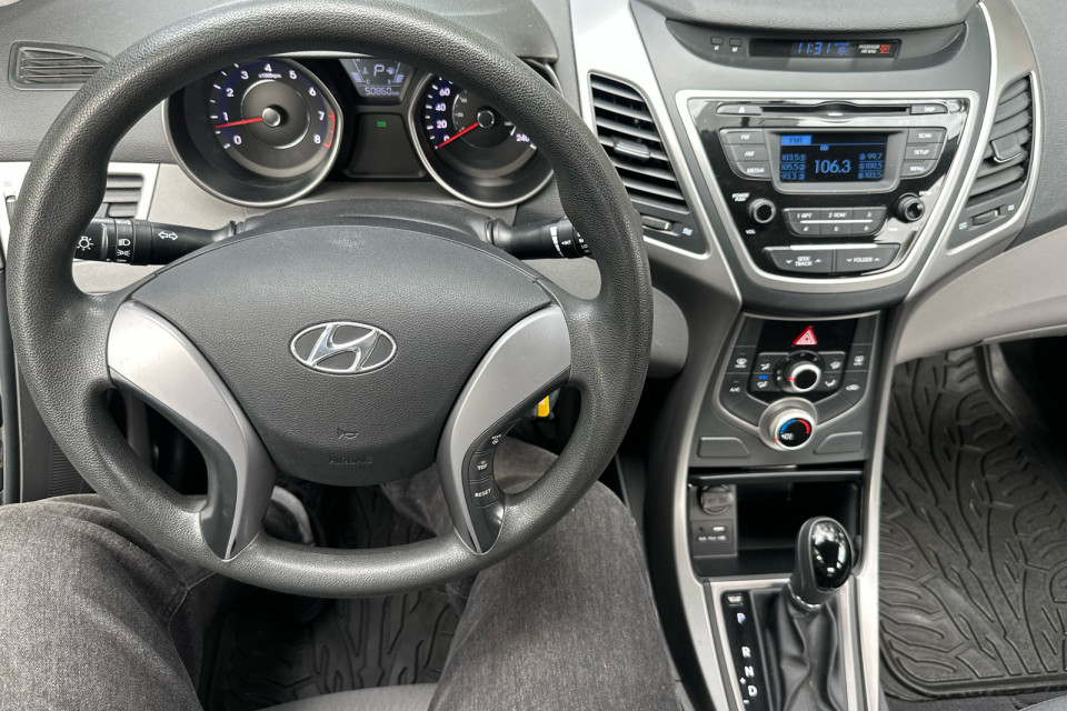 2016 Hyundai Elantra - Image 13